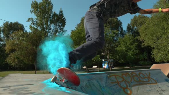 Skateboarding through blue dust, Ultra Slow Motion alt