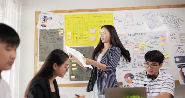 Woman team leader coach mentor talk employee alt