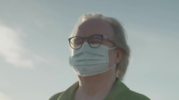 Close up of man with mask-wearing glasses alt