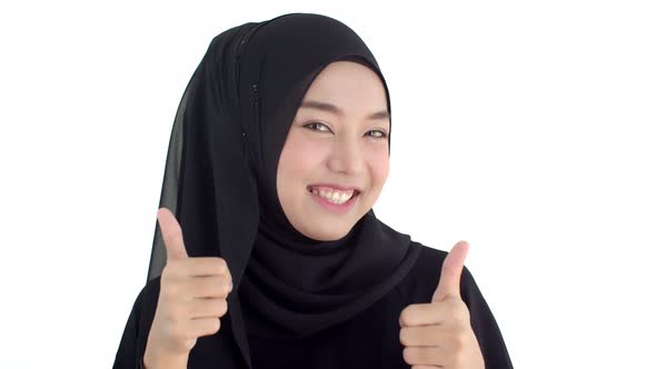 Portrait beautiful Muslim woman wearing traditional clothing thump up