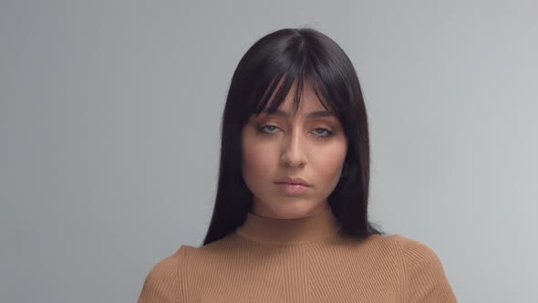 Brunette Woman with Blue Eyes in Studio alt