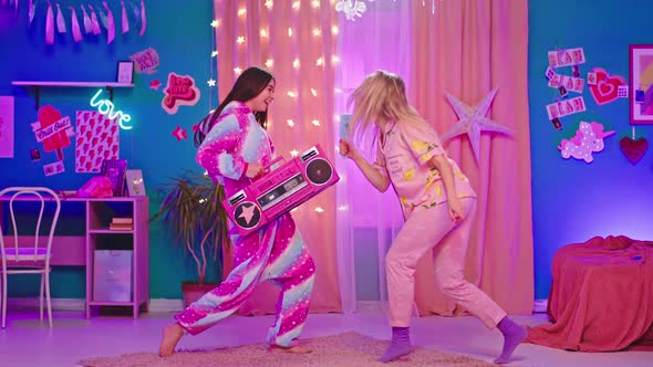 Beautiful Two Ladies Dancing and Singing Funny in alt