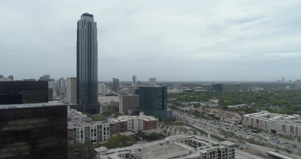 This video is about an aerial view of the Williams Tower and Galleria Mall area in Houston, Texas. T alt