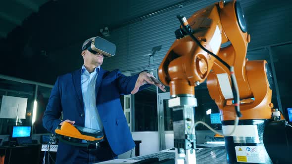 Robotic Mechanism Is Being Virtually Controlled By Researcher alt