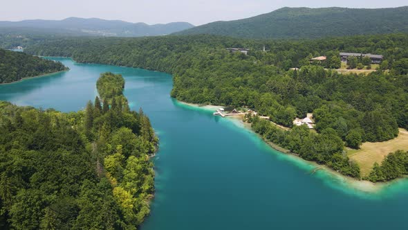 View of the Plitvice Lakes National Park with many green plants and beautiful lakes and a jetty on t alt