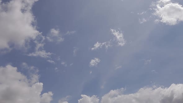 Clouds in timelapse in the sky of Brazil. Material produced in the central region of Brazil.