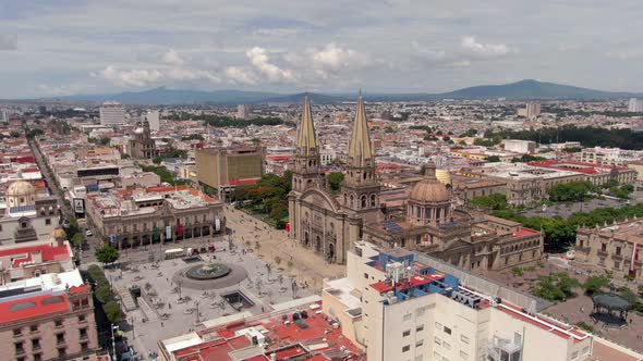 Guadalajara Cathedral With Pedestrians Walking At Plaza Guadalajara In The Foreground In Jalisco, Me alt