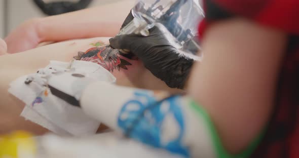 The woman with the bionic hand is making tattoo Bionics Cybernetic Robotic-arm Hand prosthesis alt