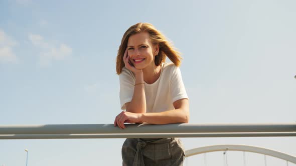 Chilling at the Boulevard alt