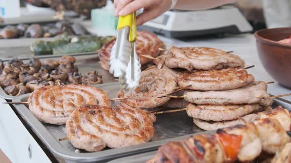 Ready-to-Eat Grilled Meat in a Street Food Shop Window. Ready-made Food on Party alt