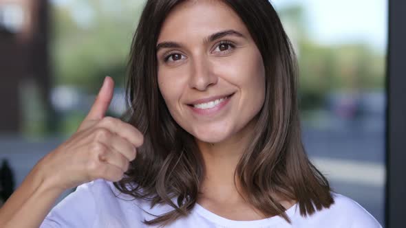 Thumbs Up by Young Girl, Close Up alt