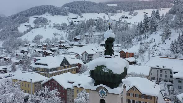 Village in wintertime. Snowy rooftops. Dorf im Winter. Verschneite Hausdächer. alt