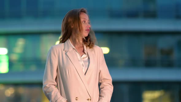 Woman Waiting for Her Boyfriend Who Is Late for a Date alt