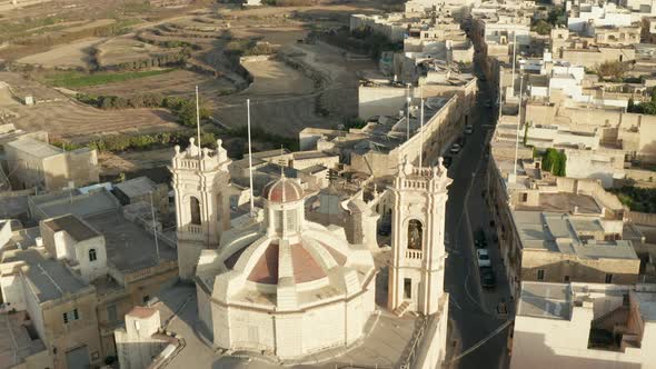 Brown Beige Church on Small Mediterranean Town Village Interchange Road Through City on Malta, Gozo alt