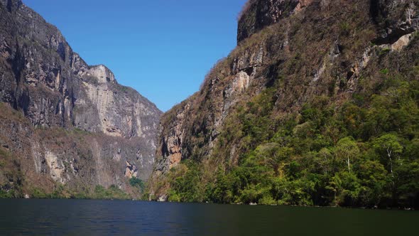 Canyon Sumidero in Chiapas Mexico alt