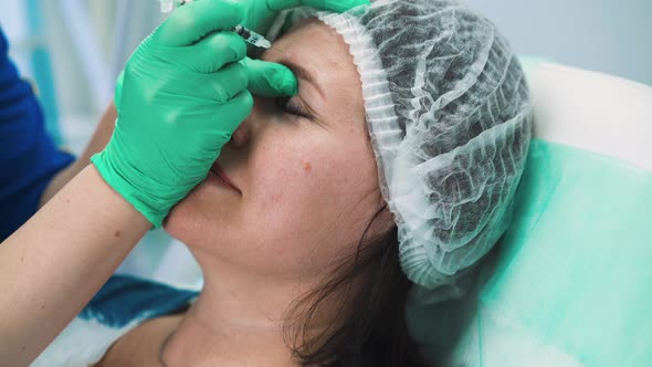 Beautician in Gloves Does Dysport Injections To Woman alt