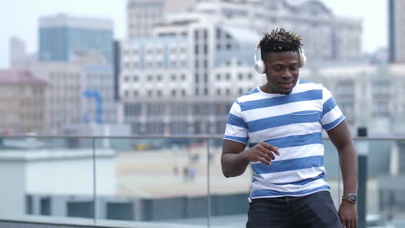 Male Dancer Perfoming Afrohouse Dance Outdoors alt