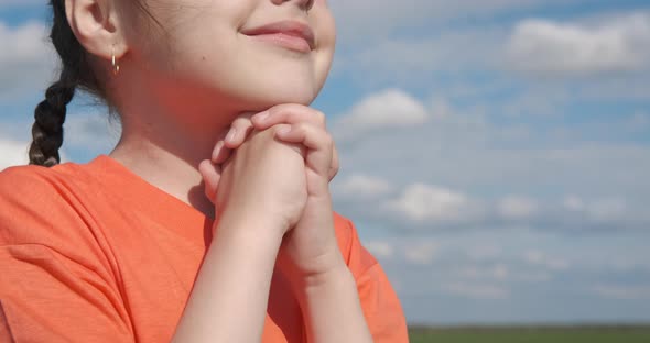 Praying Child in the Meadow alt