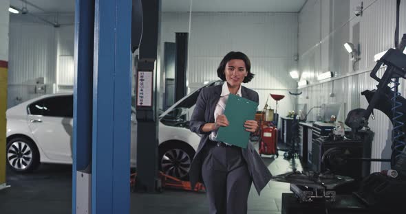 Happy and Charismatic Lady Worker at Service Auto alt