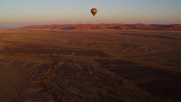 Flying over the desert in Namibia in a hot air balloon alt