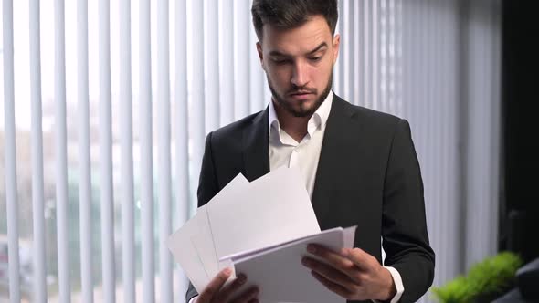 The young manager and manager does not understand the papers alt