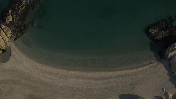 Aereo Cenital en Playa Solitaria /Mar Mediterraneo / Agua trasnparente