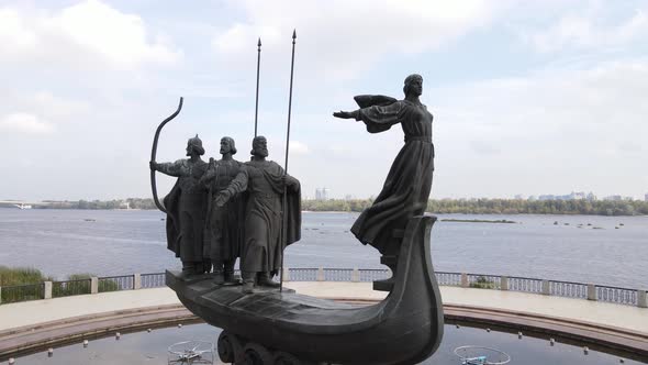 Kyiv, Ukraine Aerial View in Autumn : Monument To the Founders of the City. Kiev alt