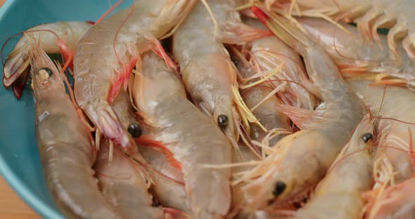 Fresh uncooked shrimp alt