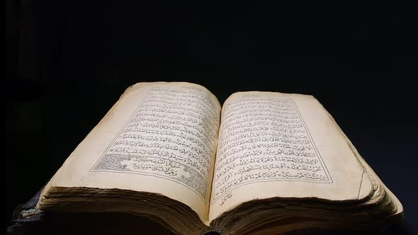 Qouran Book Rotating. alt