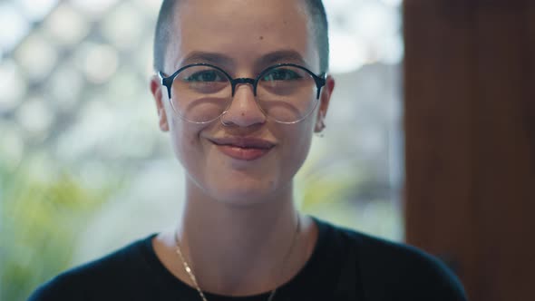 Portrait of the Smiling Young Woman in the Glasses alt