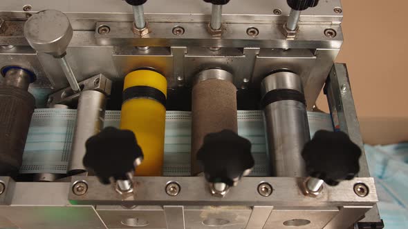 Automatic Cutter for Separating Continuous Web Into Individual Surgical Masks alt