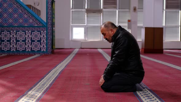 Muslim Praying alt