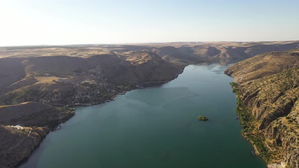 Halfeti  Euphrates river in Şanlıurfa. alt
