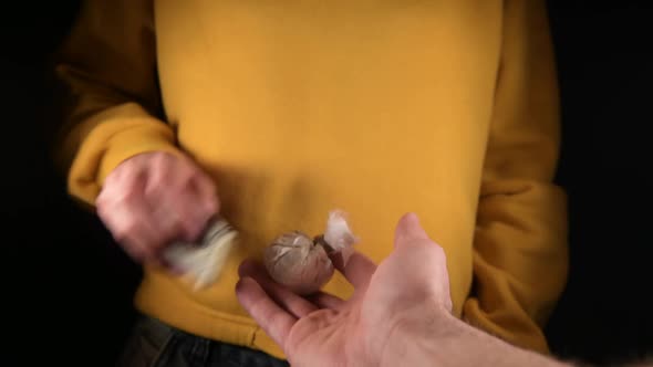 Scene of a cocaine dose purchase, close-up, without faces alt