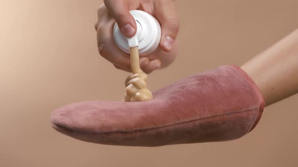 Applying Selftanner Mousse to a Rose Massage Glove alt