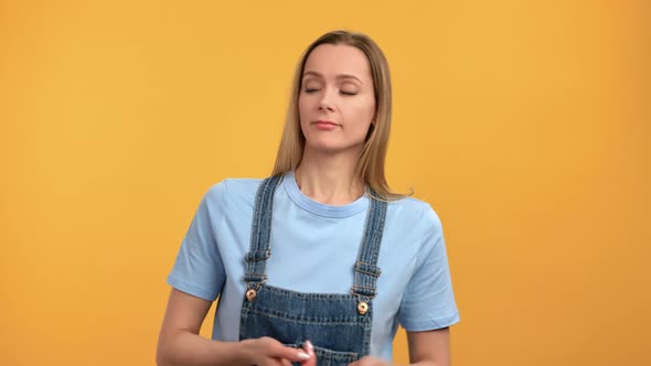 Portrait Indifference Woman Gesturing Dont Know Not Sure Thinking with Puzzlement Face Expression alt