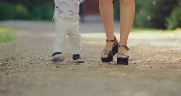 First Steps of the Baby alt