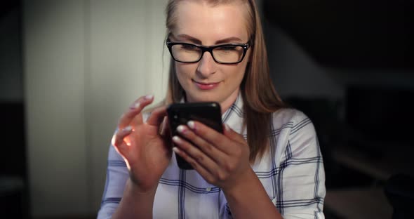 Businesswoman Using Wireless Computer At Workplace alt