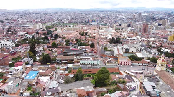 Giro Aéreo Con Drone De Bogotá. Colombia