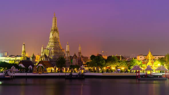 night to day time lapse of Wat Arun Temple with Chao Phraya river in Bangkok, Thailand alt