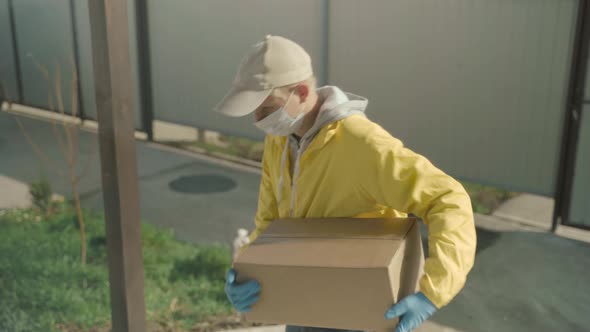 Courier Man Wearing Face Mask And Rubber Gloves Delivery Service alt