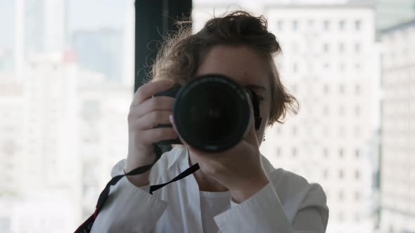 Photographer Woman Taking Picture in Photo Studio alt