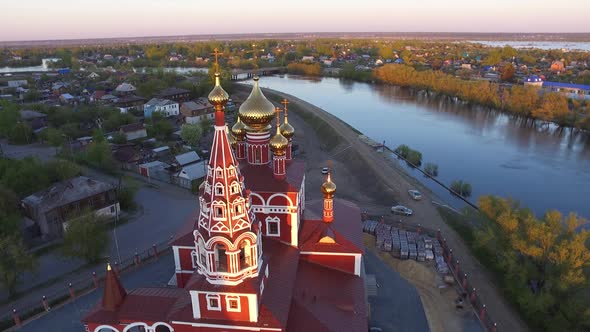 Amid the Flood of Drone Filmed a Beautiful Temple on the Banks of the River alt