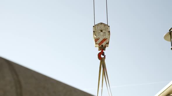 Crane moving a large vehicle alt