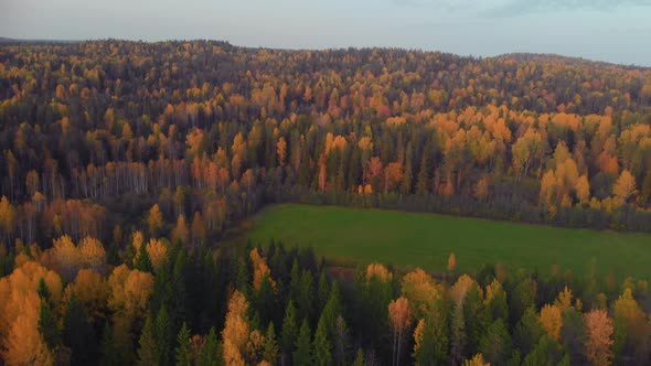 Ruskeala Mountain Park in Karelia in Autumn alt