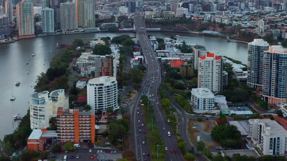 Heavy Traffic Of Vehicles Crossing The Story Bridge On Kangaroo Point, QLD Australia. Hyperlapse alt