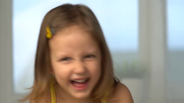 Face Little Girl Laughs alt