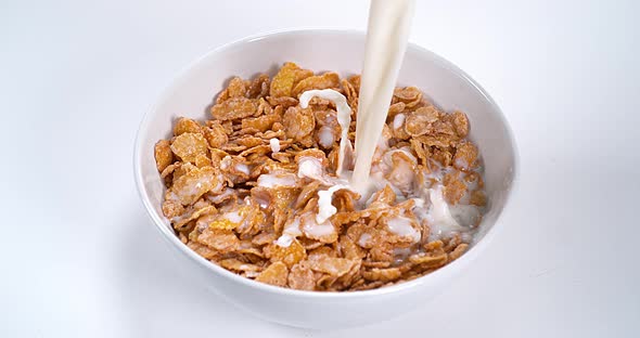 Milk flowing into a Bowl of Cereals, Slow motion 4K alt