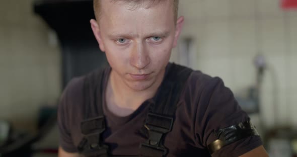 Portrait of Machanic Focused on the Work Process on Tire Mounting alt