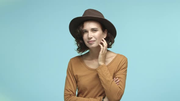 Cute Young Woman in Fancy Hat Looking Pensive and Smiling Thinking About Something Then Snap Fingers